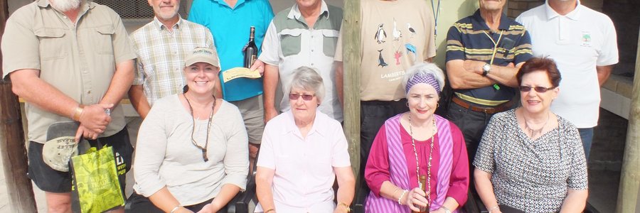 Gansbaai Pistoolklub se trofeÃ«- en sertifikaatwenners, met voor vlnr Debi Land, Francis Lourens, Magdaleon Le Roux en Kathy Hammond. Agter vlnr is Wayne Paizes, Steve Celliers, Koos Jordaan, Hans Schilhorn, Frans De Wett, Andy Hammond, Alec Kitley en Johan van der Mescht.